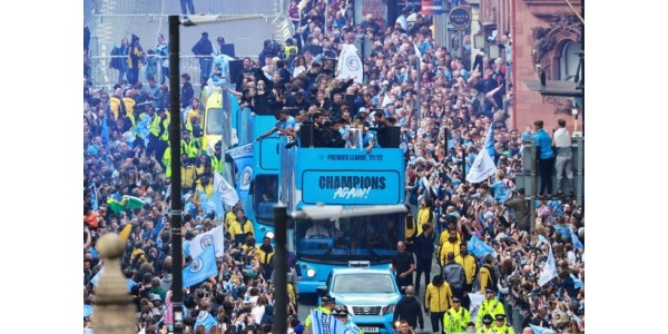 Faits saillants de la célébration de la victoire à trois reprises de Manchester City Faits saillants de la célébration de la victoire à trois reprises de Manchester City